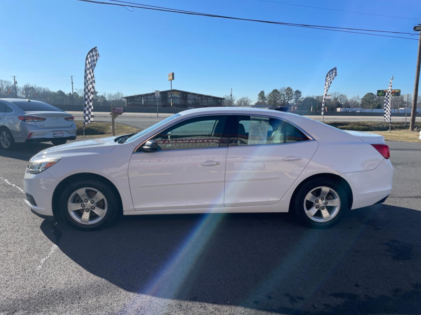 2016 White Chevrolet Malibu Limited (1G11B5SA1GF) with an 4-Cyl, 2.5 Liter engine, Auto, 6-Spd w/OD and Man Md transmission, located at 8008 Warden Rd, Sherwood, AR, 72120, (501) 801-6100, 34.830078, -92.186684 - Photo#4